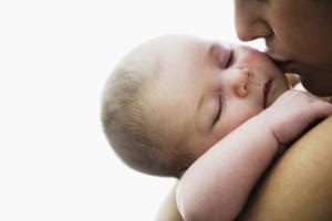 Нюансы первого кормления младенца после родов